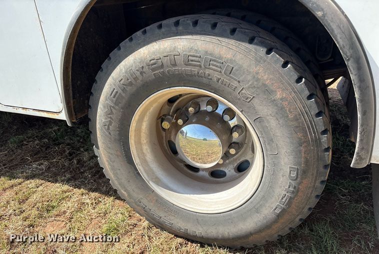 image for item DY0804 2009 Peterbilt 335 utility / service truck