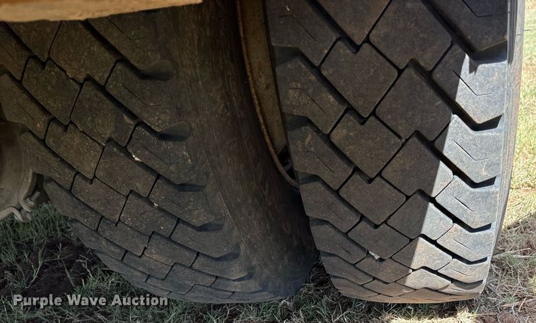 image for item DY0804 2009 Peterbilt 335 utility / service truck