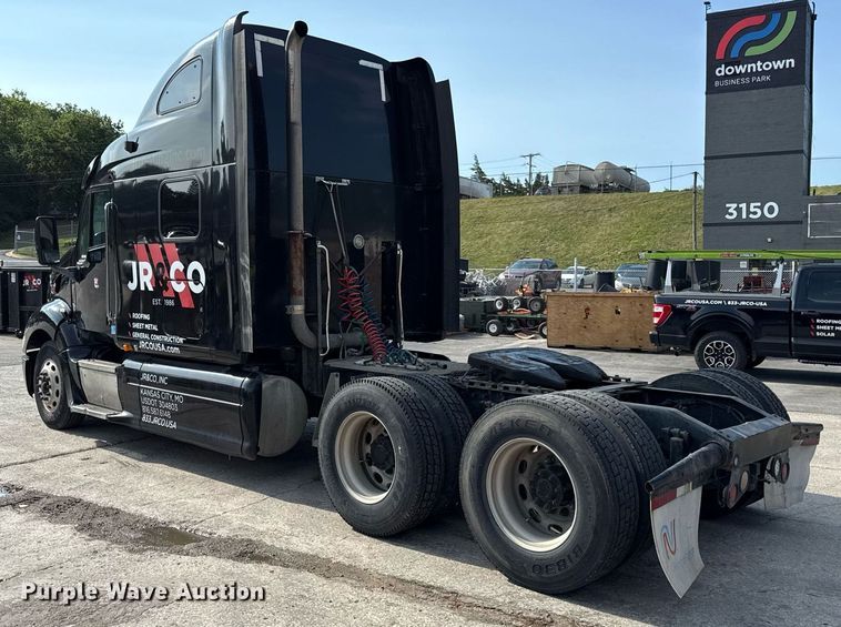 image for item DZ1486 2004 Peterbilt 387 semi truck