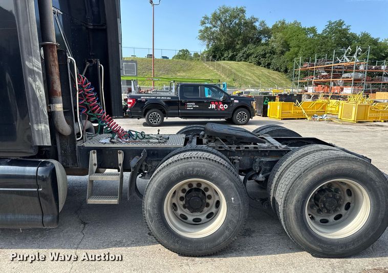 image for item DZ1486 2004 Peterbilt 387 semi truck