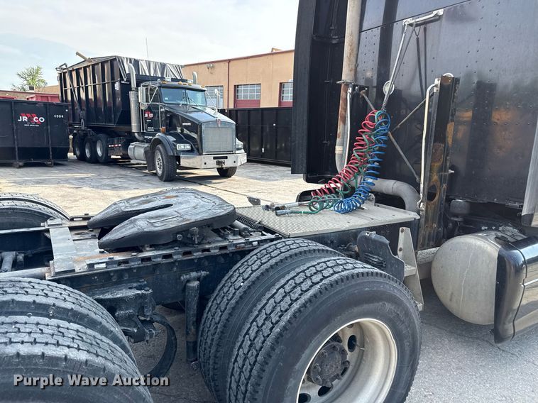 image for item DZ1486 2004 Peterbilt 387 semi truck