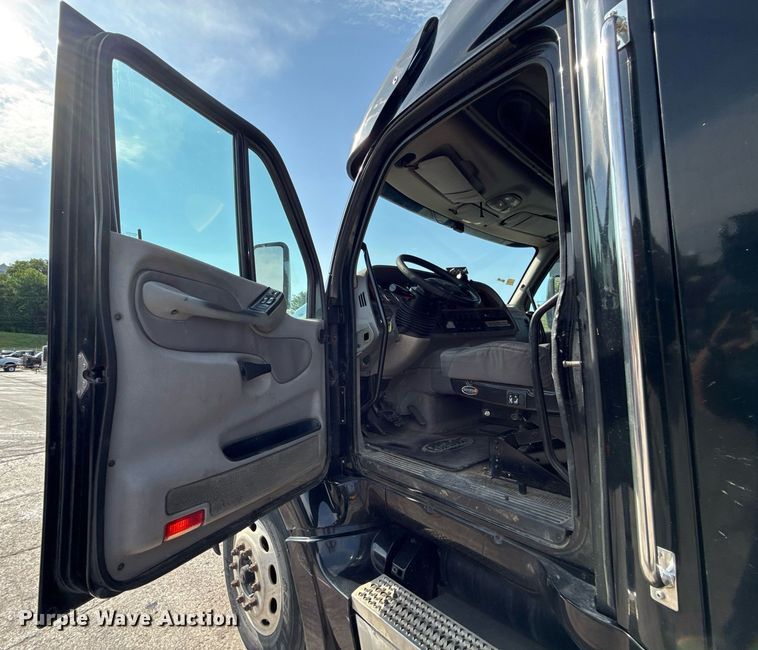 image for item DZ1486 2004 Peterbilt 387 semi truck