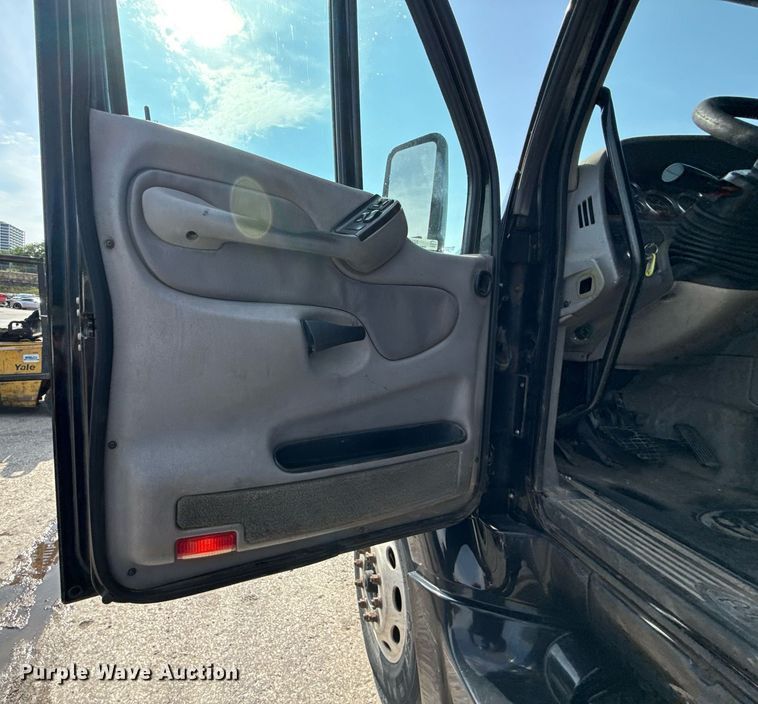 image for item DZ1486 2004 Peterbilt 387 semi truck