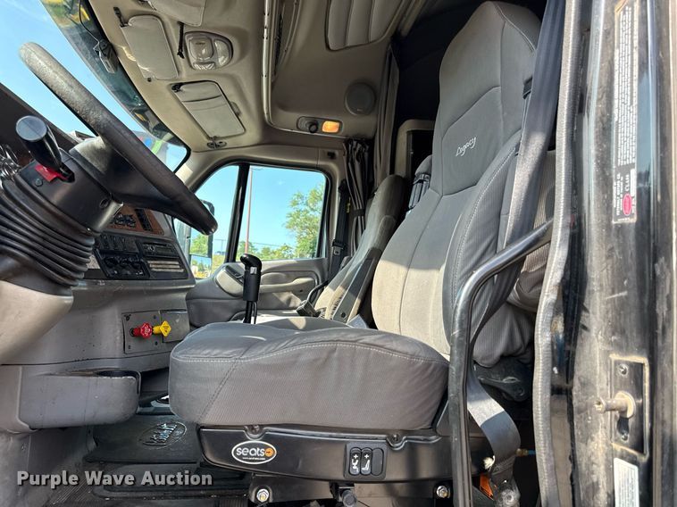 image for item DZ1486 2004 Peterbilt 387 semi truck