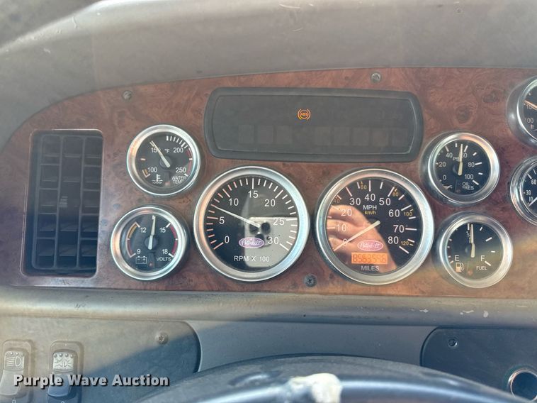 image for item DZ1486 2004 Peterbilt 387 semi truck