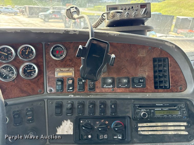 image for item DZ1486 2004 Peterbilt 387 semi truck