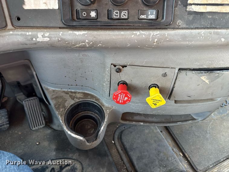 image for item DZ1486 2004 Peterbilt 387 semi truck