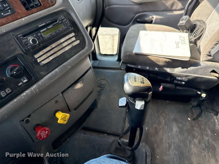 image for item DZ1486 2004 Peterbilt 387 semi truck