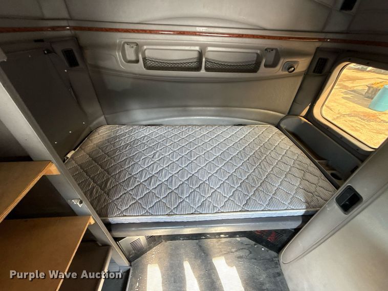 image for item DZ1486 2004 Peterbilt 387 semi truck