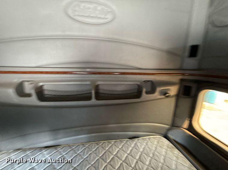 image for item DZ1486 2004 Peterbilt 387 semi truck