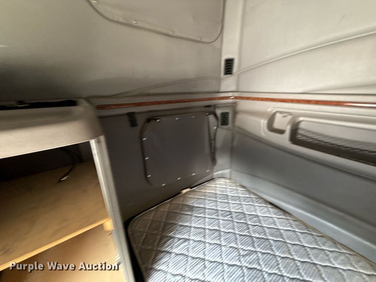 image for item DZ1486 2004 Peterbilt 387 semi truck