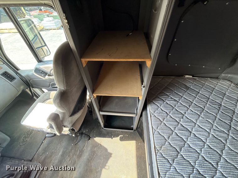 image for item DZ1486 2004 Peterbilt 387 semi truck