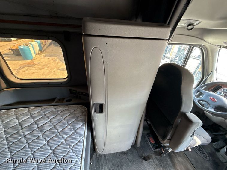 image for item DZ1486 2004 Peterbilt 387 semi truck