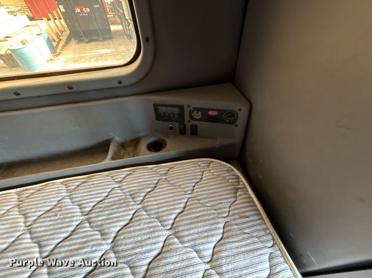 image for item DZ1486 2004 Peterbilt 387 semi truck