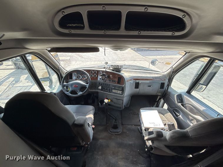 image for item DZ1486 2004 Peterbilt 387 semi truck