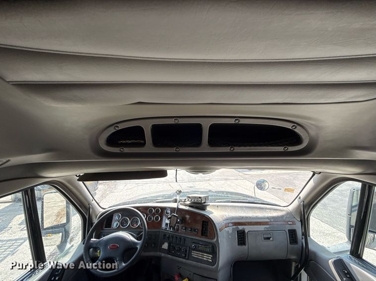 image for item DZ1486 2004 Peterbilt 387 semi truck