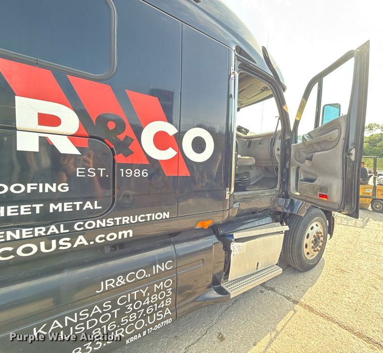 image for item DZ1486 2004 Peterbilt 387 semi truck