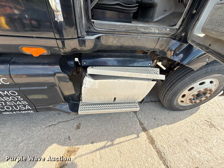 image for item DZ1486 2004 Peterbilt 387 semi truck