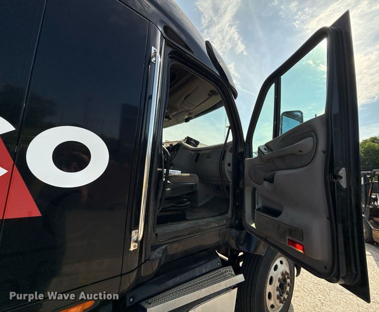 image for item DZ1486 2004 Peterbilt 387 semi truck