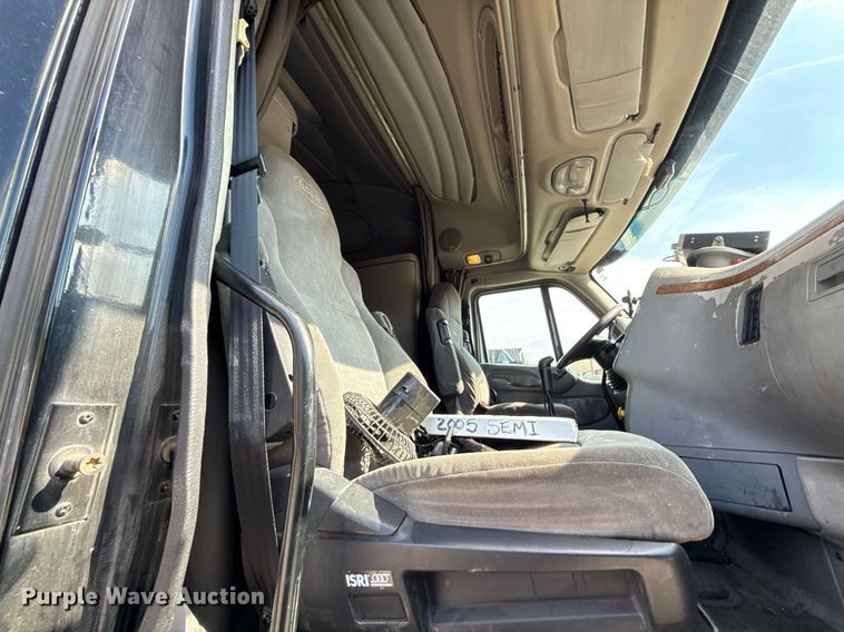 image for item DZ1486 2004 Peterbilt 387 semi truck