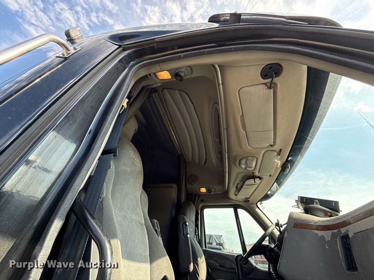 image for item DZ1486 2004 Peterbilt 387 semi truck