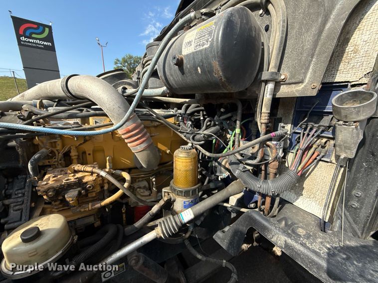 image for item DZ1486 2004 Peterbilt 387 semi truck