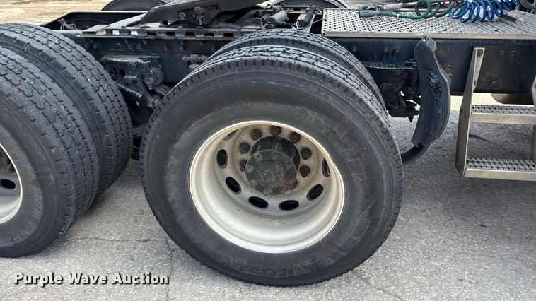 image for item DZ1486 2004 Peterbilt 387 semi truck