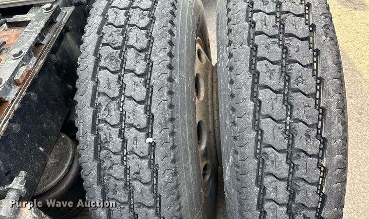 image for item DZ1486 2004 Peterbilt 387 semi truck