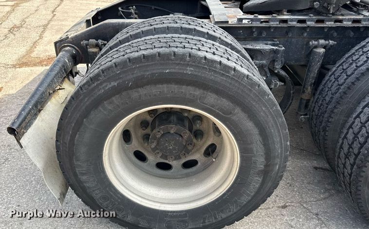 image for item DZ1486 2004 Peterbilt 387 semi truck