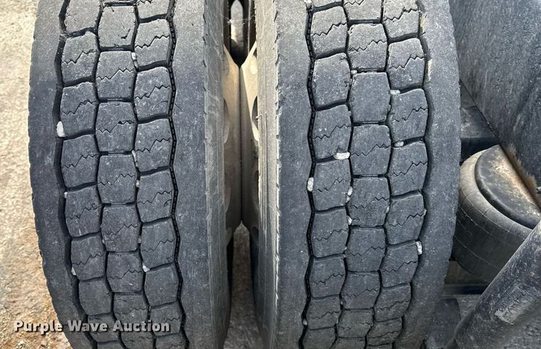 image for item DZ1486 2004 Peterbilt 387 semi truck