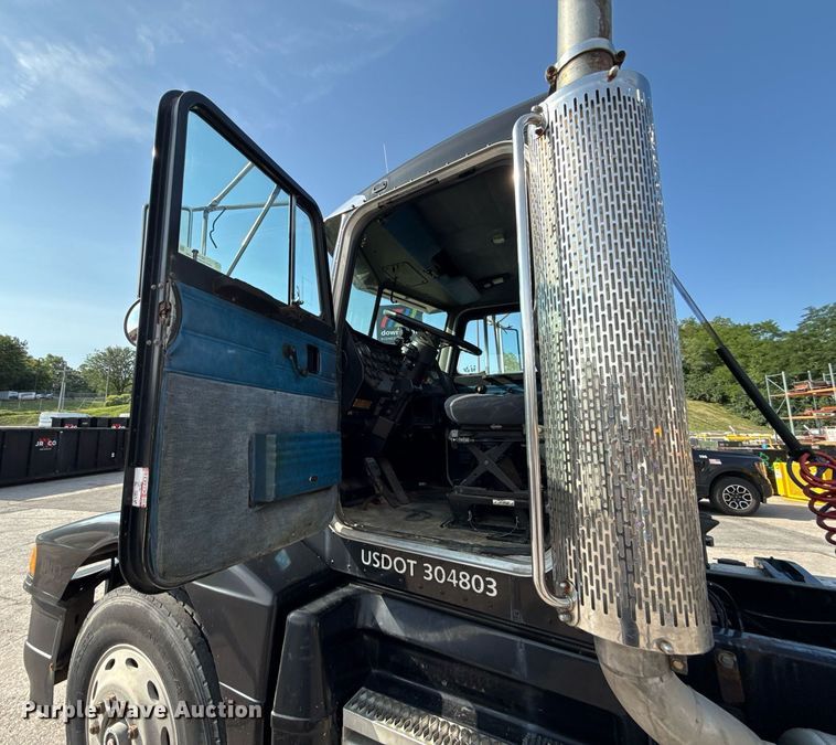 image for item DZ1488 1989 Peterbilt 377 semi truck