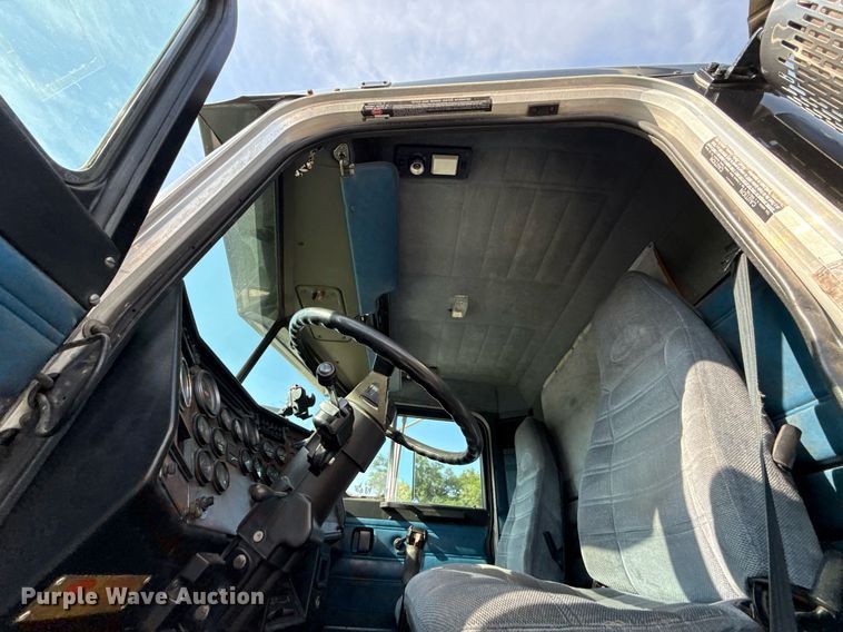 image for item DZ1488 1989 Peterbilt 377 semi truck