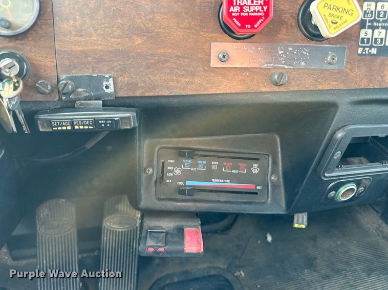 image for item DZ1488 1989 Peterbilt 377 semi truck