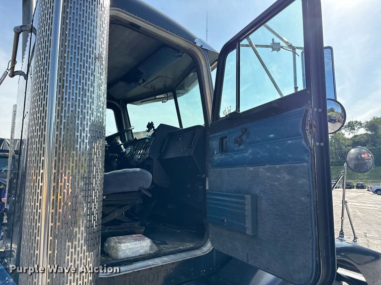 image for item DZ1488 1989 Peterbilt 377 semi truck