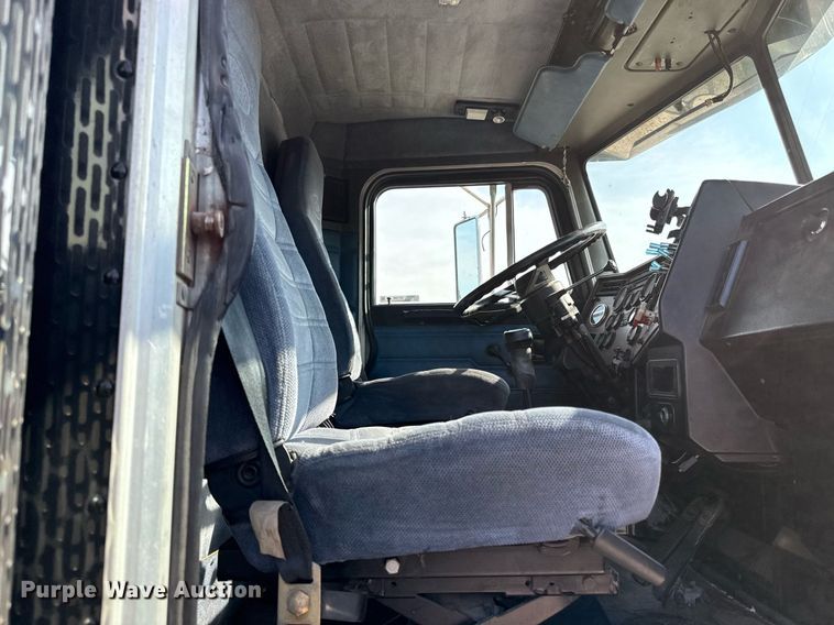 image for item DZ1488 1989 Peterbilt 377 semi truck