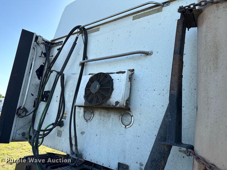 image for item DZ8628 2005 International 9400i semi truck