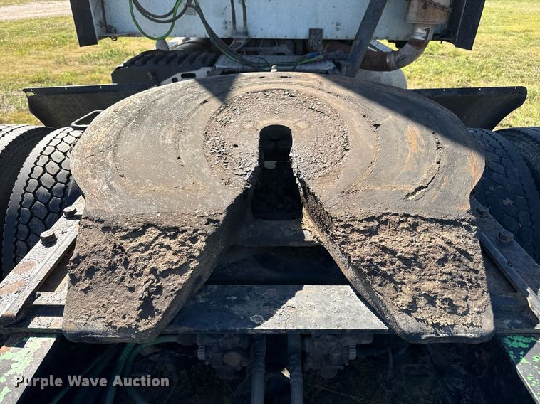 image for item DZ8628 2005 International 9400i semi truck