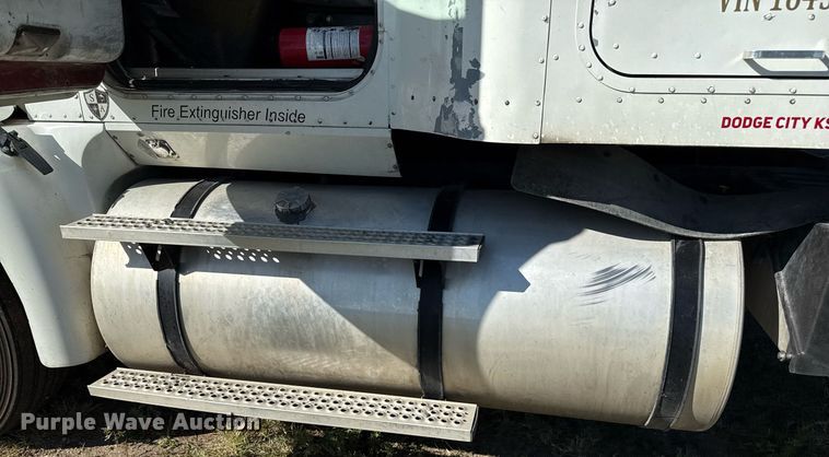 image for item DZ8628 2005 International 9400i semi truck