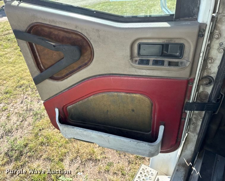 image for item DZ8628 2005 International 9400i semi truck