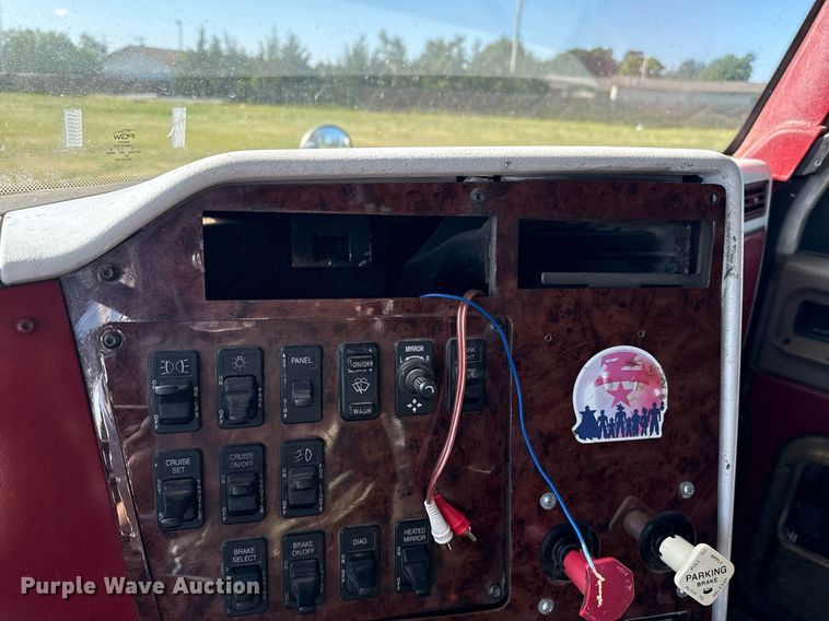 image for item DZ8628 2005 International 9400i semi truck