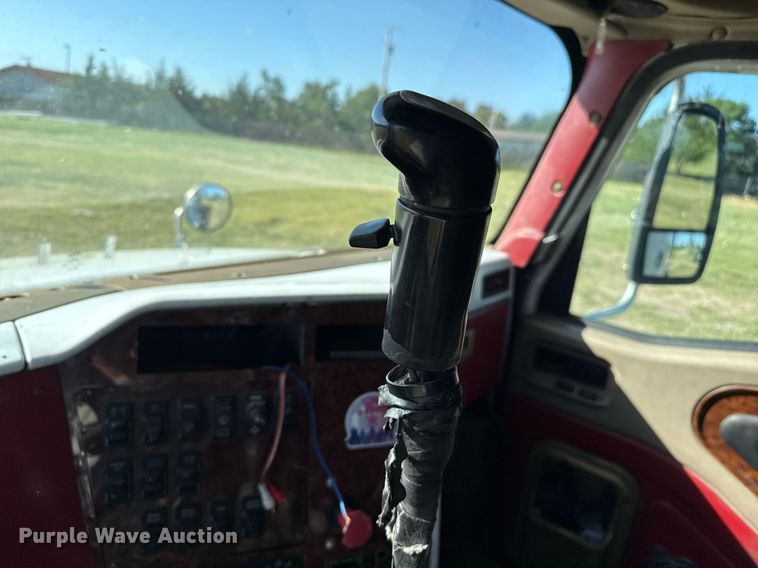 image for item DZ8628 2005 International 9400i semi truck