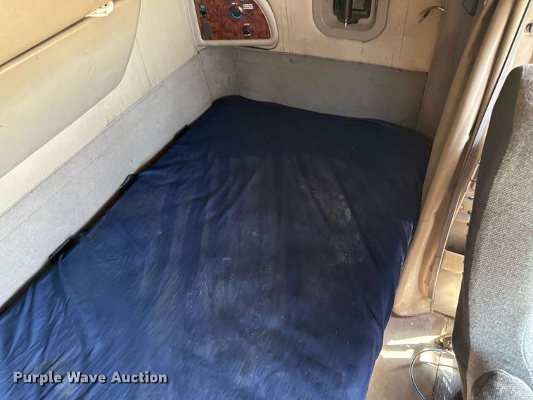 image for item DZ8628 2005 International 9400i semi truck