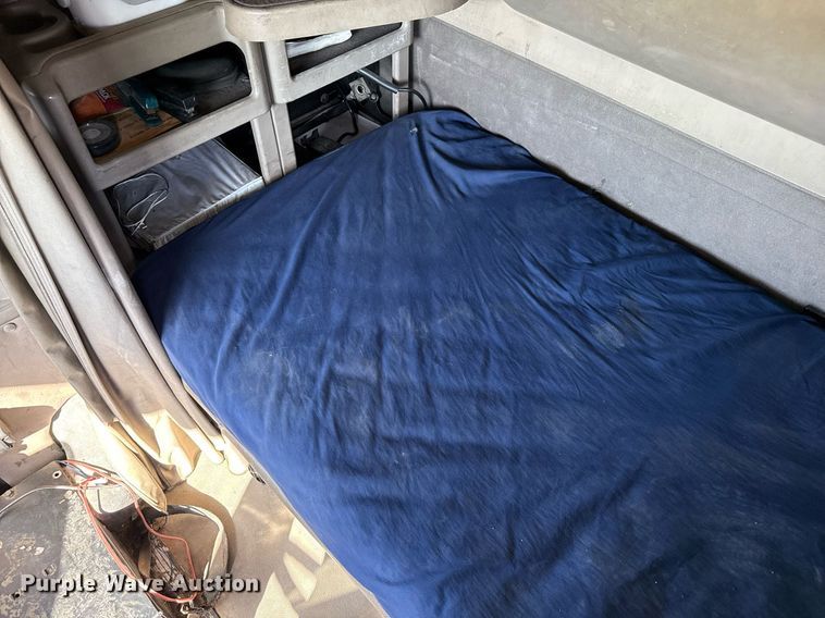 image for item DZ8628 2005 International 9400i semi truck