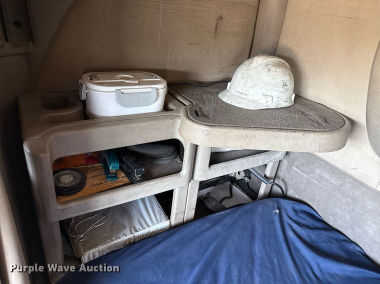 image for item DZ8628 2005 International 9400i semi truck