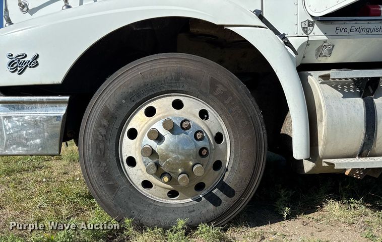 image for item DZ8628 2005 International 9400i semi truck