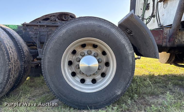 image for item DZ8628 2005 International 9400i semi truck