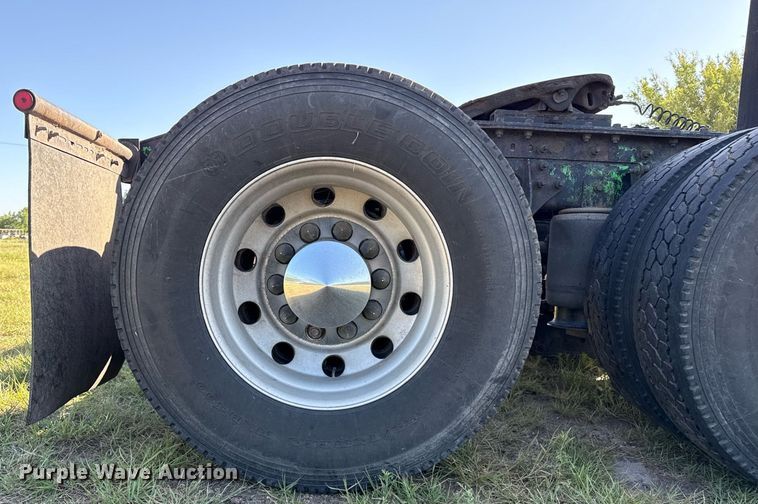 image for item DZ8628 2005 International 9400i semi truck