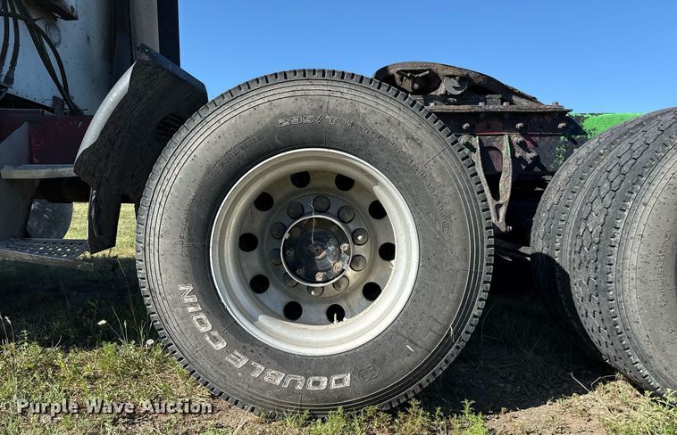 image for item DZ8628 2005 International 9400i semi truck