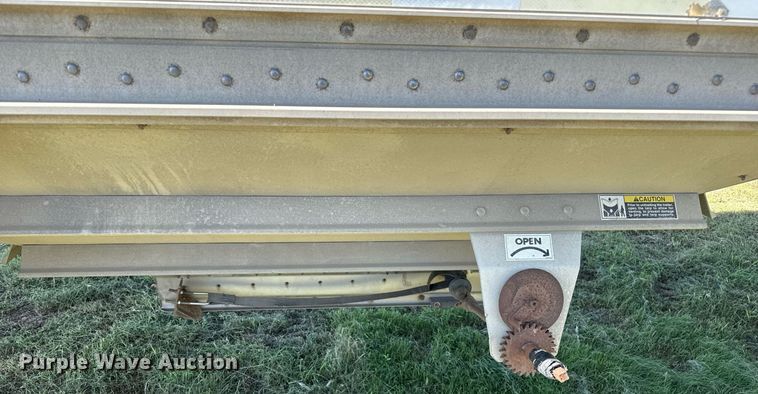 image for item DZ8629 2004 Wilson DWH-500 grain trailer