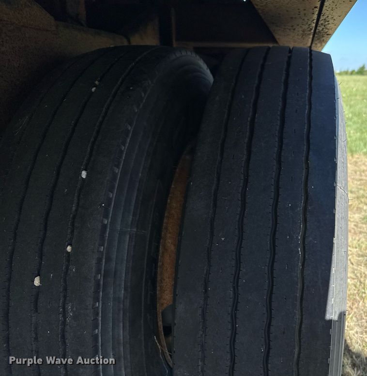 image for item DZ8629 2004 Wilson DWH-500 grain trailer